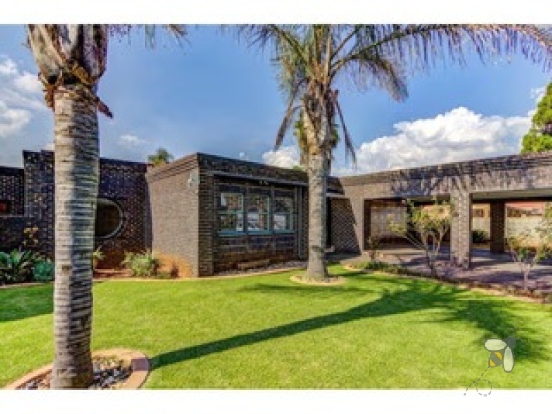 Sunair Park property for sale, Brakpan family homes, houses near Mall @ Carnival, Chas Everitt Brakpan, Brakpan houses with pool, Sunair Park entertainment homes