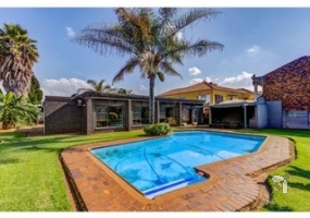 Sunair Park property for sale, Brakpan family homes, houses near Mall @ Carnival, Chas Everitt Brakpan, Brakpan houses with pool, Sunair Park entertainment homes