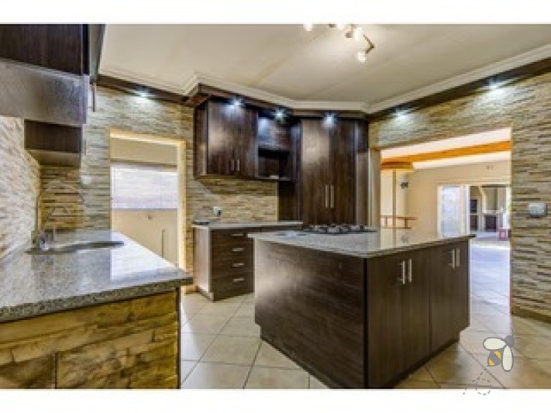 Sunair Park property for sale, Brakpan family homes, houses near Mall @ Carnival, Chas Everitt Brakpan, Brakpan houses with pool, Sunair Park entertainment homes