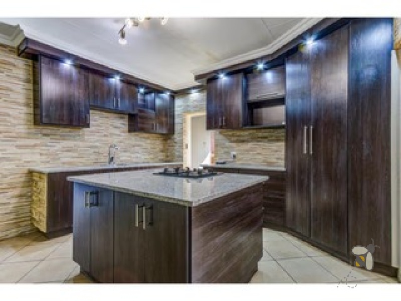 Sunair Park property for sale, Brakpan family homes, houses near Mall @ Carnival, Chas Everitt Brakpan, Brakpan houses with pool, Sunair Park entertainment homes