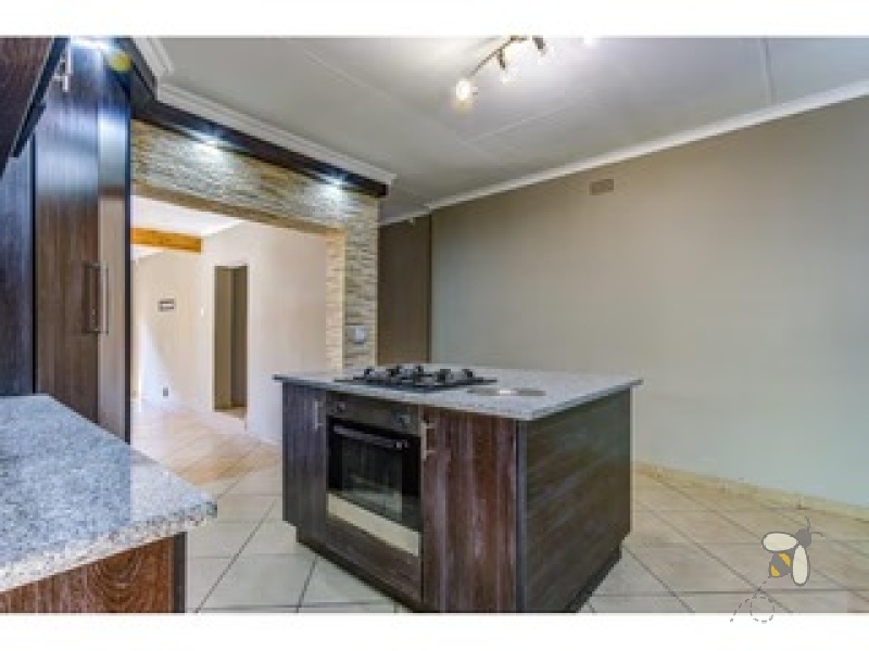 Sunair Park property for sale, Brakpan family homes, houses near Mall @ Carnival, Chas Everitt Brakpan, Brakpan houses with pool, Sunair Park entertainment homes