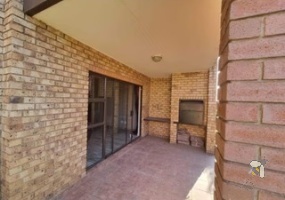 Sonneveld Brakpan property for sale, 2 bedroom ground floor unit Brakpan, townhouse with patio Sonneveld, Chas Everitt Brakpan
