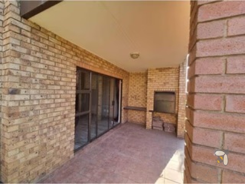 Sonneveld Brakpan property for sale, 2 bedroom ground floor unit Brakpan, townhouse with patio Sonneveld, Chas Everitt Brakpan