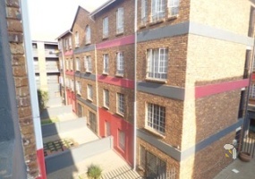 1 bedroom apartment Ravenswood Boksburg, flat for sale Boksburg, secure complex apartment, Ravenswood property for sale, RE/MAX Infoglobe