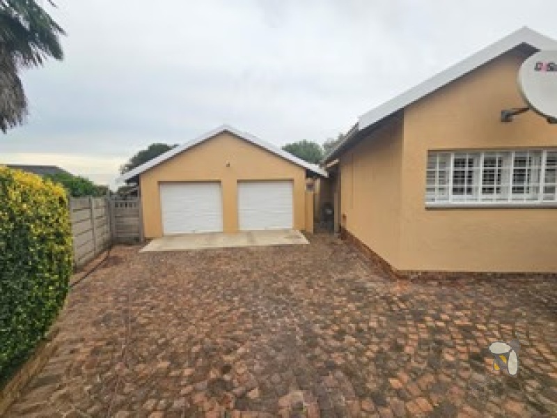 Dalpark homes for sale, Brakpan luxury property, 3 bedroom house Dalpark, home with pool and cottage Brakpan, Chas Everitt Brakpan listings, solar backup homes Brakpan