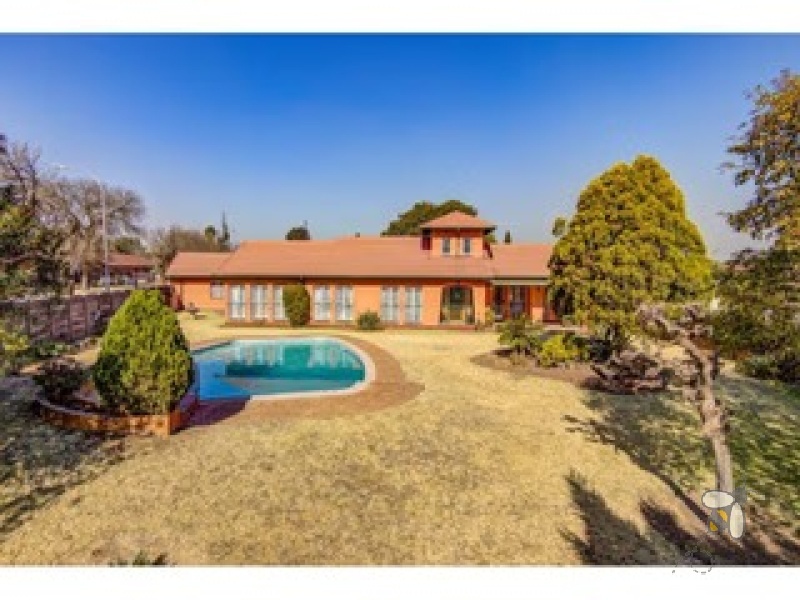 Dalpark Proper Brakpan property, family home Brakpan, 4 bedroom house Brakpan, home office Dalpark, pool home Brakpan, Chas Everitt Brakpan