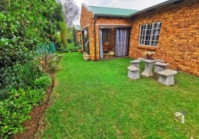 Sunair Park Brakpan townhouse, 3 bedroom simplex Brakpan, townhouse with garden Brakpan, secure complex Brakpan, Chas Everitt Brakpan