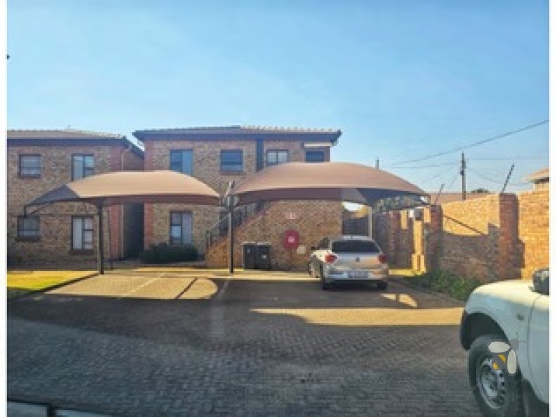 Sonneveld Brakpan property, 2 bedroom ground floor unit Brakpan, townhouse with garden Sonneveld, unit with braai Brakpan, Chas Everitt Brakpan