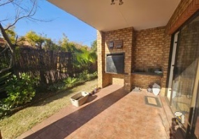 Sonneveld Brakpan property, 2 bedroom ground floor unit Brakpan, townhouse with garden Sonneveld, unit with braai Brakpan, Chas Everitt Brakpan