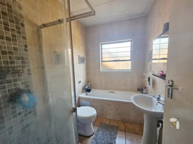 Sonneveld Brakpan property, 2 bedroom ground floor unit Brakpan, townhouse with garden Sonneveld, unit with braai Brakpan, Chas Everitt Brakpan