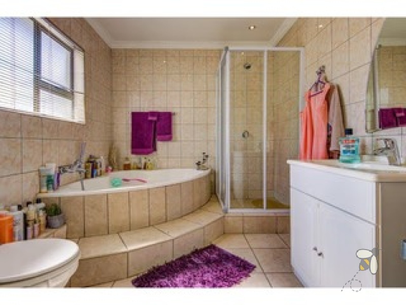 Sonneveld Brakpan property, 4 bedroom home Sonneveld, luxury house Brakpan, home with bar and jacuzzi Sonneveld, Chas Everitt Brakpan