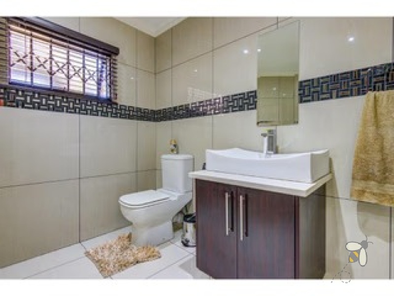 Sonneveld Brakpan property, 4 bedroom home Sonneveld, luxury house Brakpan, home with bar and jacuzzi Sonneveld, Chas Everitt Brakpan