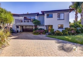 Sonneveld Brakpan property, 4 bedroom home Sonneveld, luxury house Brakpan, home with bar and jacuzzi Sonneveld, Chas Everitt Brakpan