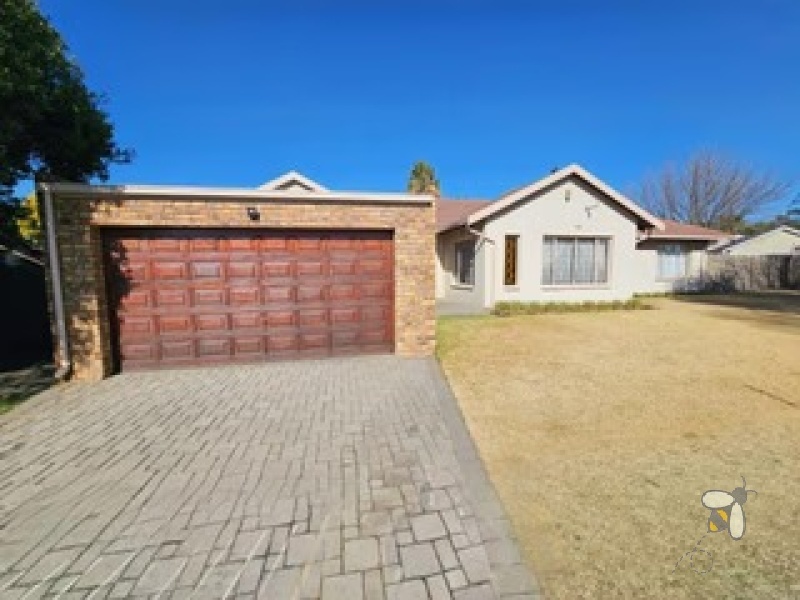 Brakpan North property, 3 bedroom home Brakpan, house with 4 garages Brakpan, family home Brakpan North, Chas Everitt Brakpan