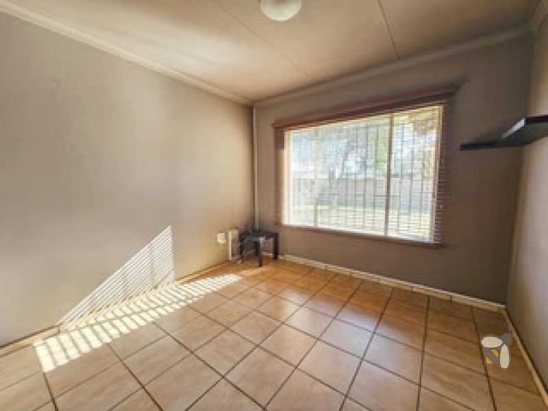 Brakpan North property, 3 bedroom home Brakpan, house with 4 garages Brakpan, family home Brakpan North, Chas Everitt Brakpan