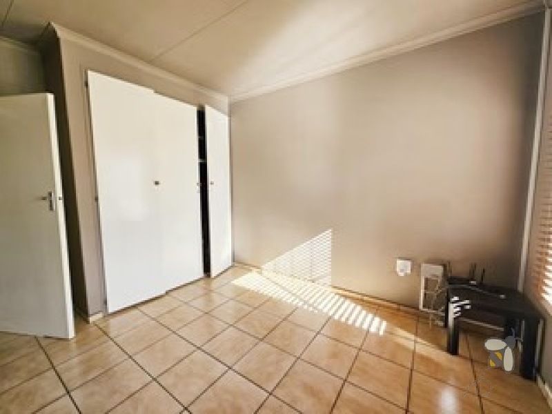 Brakpan North property, 3 bedroom home Brakpan, house with 4 garages Brakpan, family home Brakpan North, Chas Everitt Brakpan