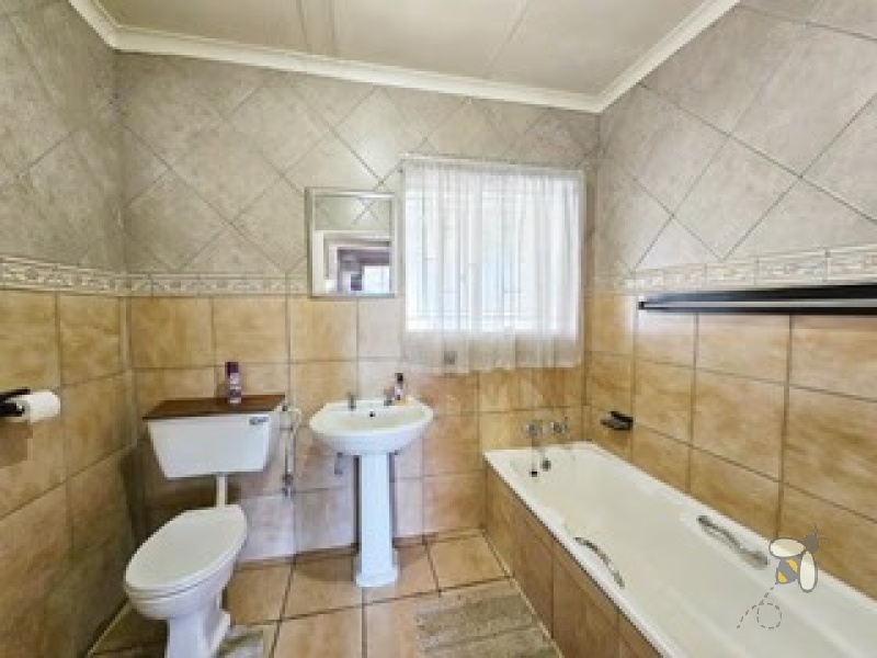 Brakpan North property, 3 bedroom home Brakpan, house with 4 garages Brakpan, family home Brakpan North, Chas Everitt Brakpan