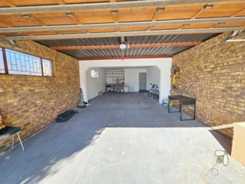 Brakpan North property, 3 bedroom home Brakpan, house with 4 garages Brakpan, family home Brakpan North, Chas Everitt Brakpan