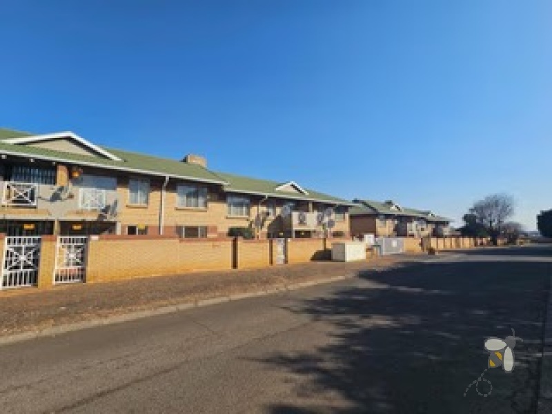 Kenleaf Brakpan property, 2 bedroom ground floor unit Brakpan, Chas Everitt Brakpan, sectional title unit Brakpan, Kenleaf apartments for sale