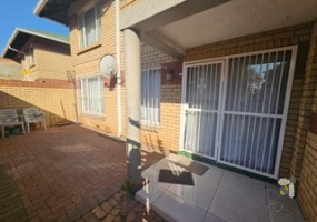 Kenleaf Brakpan property, 2 bedroom ground floor unit Brakpan, Chas Everitt Brakpan, sectional title unit Brakpan, Kenleaf apartments for sale