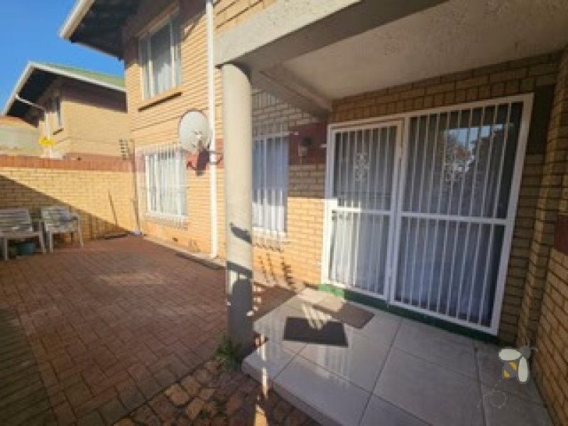 Kenleaf Brakpan property, 2 bedroom ground floor unit Brakpan, Chas Everitt Brakpan, sectional title unit Brakpan, Kenleaf apartments for sale
