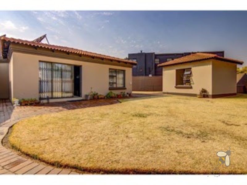 Sonneveld Brakpan property, luxury home Brakpan, 4 bedroom home with cottage Brakpan, Chas Everitt Brakpan, houses with solar Brakpan, large stand properties Brakpan