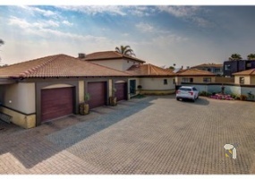 Sonneveld Brakpan property, luxury home Brakpan, 4 bedroom home with cottage Brakpan, Chas Everitt Brakpan, houses with solar Brakpan, large stand properties Brakpan