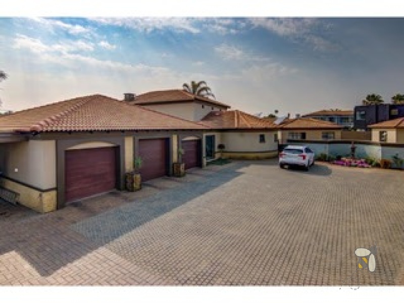Sonneveld Brakpan property, luxury home Brakpan, 4 bedroom home with cottage Brakpan, Chas Everitt Brakpan, houses with solar Brakpan, large stand properties Brakpan
