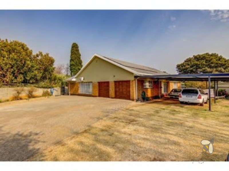 Kenleaf Brakpan property, 4 bedroom house Kenleaf, homes with pool Brakpan, Chas Everitt Brakpan, luxury family homes Kenleaf, houses with solar Brakpan