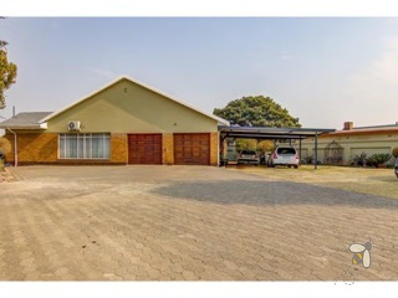 Kenleaf Brakpan property, 4 bedroom house Kenleaf, homes with pool Brakpan, Chas Everitt Brakpan, luxury family homes Kenleaf, houses with solar Brakpan