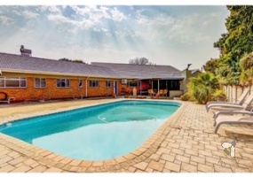 Kenleaf Brakpan property, 4 bedroom house Kenleaf, homes with pool Brakpan, Chas Everitt Brakpan, luxury family homes Kenleaf, houses with solar Brakpan