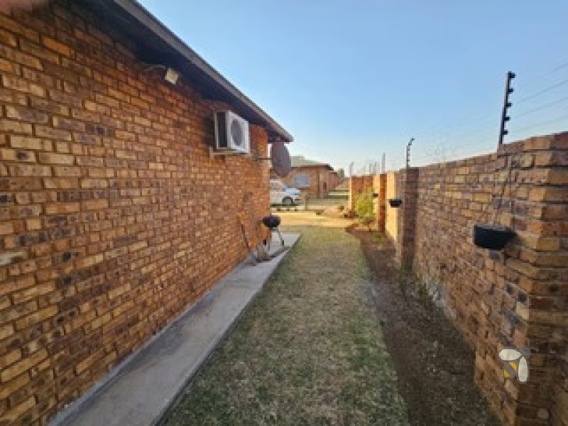 Sunair Park Brakpan property, 2 bedroom simplex Brakpan, renovated simplex Brakpan, Chas Everitt Brakpan, units with private garden Brakpan