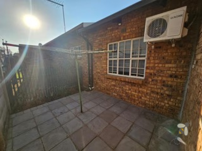 Sunair Park Brakpan property, 2 bedroom simplex Brakpan, renovated simplex Brakpan, Chas Everitt Brakpan, units with private garden Brakpan