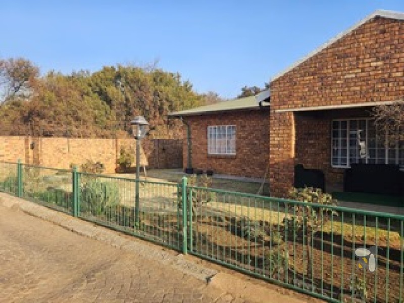 Sunair Park Brakpan property, 2 bedroom simplex Brakpan, renovated simplex Brakpan, Chas Everitt Brakpan, units with private garden Brakpan
