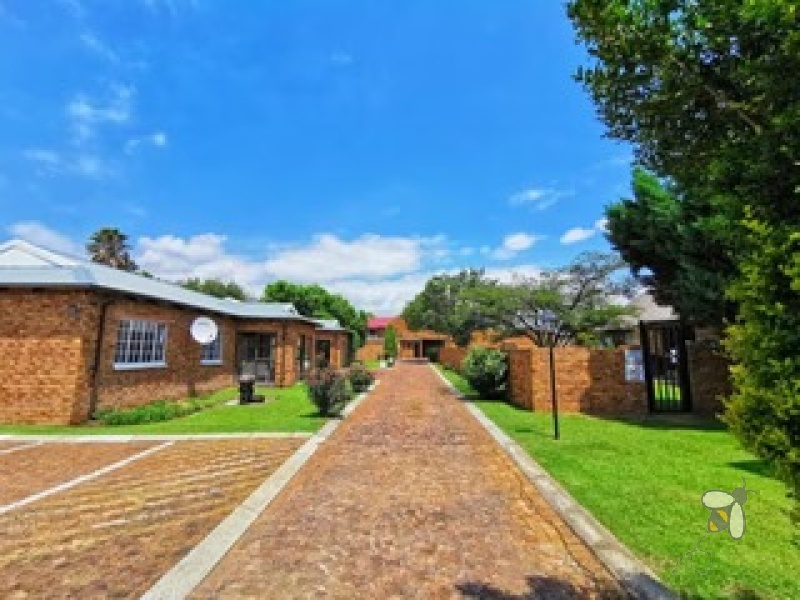 Sunair Park Brakpan property, 2 bedroom simplex Brakpan, renovated simplex Brakpan, Chas Everitt Brakpan, units with private garden Brakpan