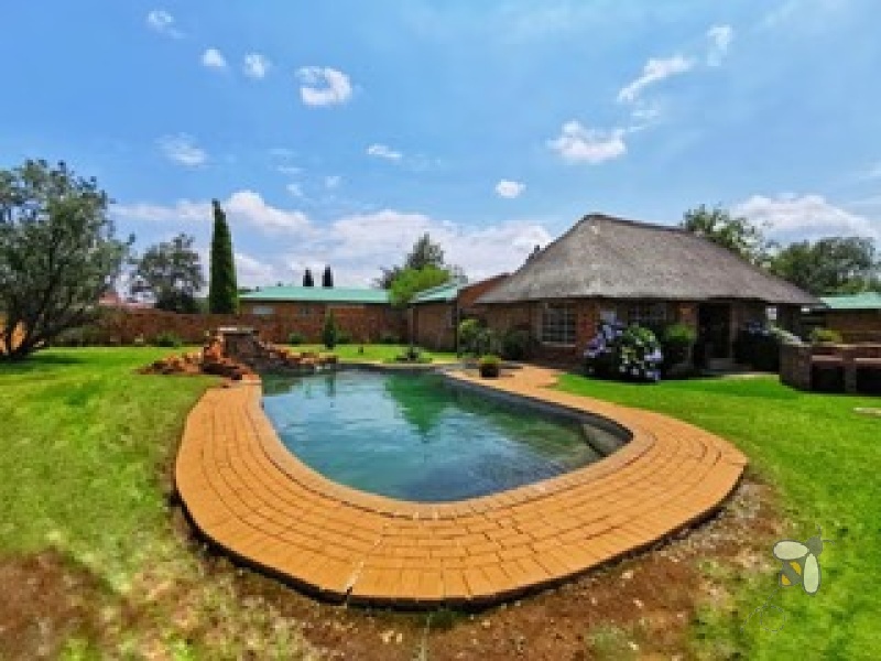 Sunair Park Brakpan property, 2 bedroom simplex Brakpan, renovated simplex Brakpan, Chas Everitt Brakpan, units with private garden Brakpan