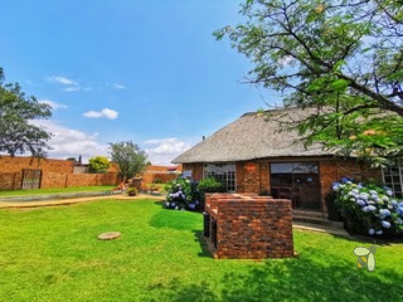 Sunair Park Brakpan property, 2 bedroom simplex Brakpan, renovated simplex Brakpan, Chas Everitt Brakpan, units with private garden Brakpan
