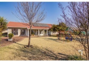Dalpark Proper property for sale, 3 bedroom home Brakpan, family home with solar backup Brakpan, Chas Everitt Brakpan, Dalpark homes with garden