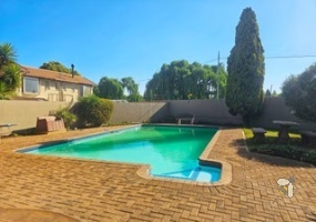 Dalpark unit for sale, 1.5 bedroom property Brakpan, townhouse with private garden Dalpark, Chas Everitt Brakpan, property near Mall@Carnival