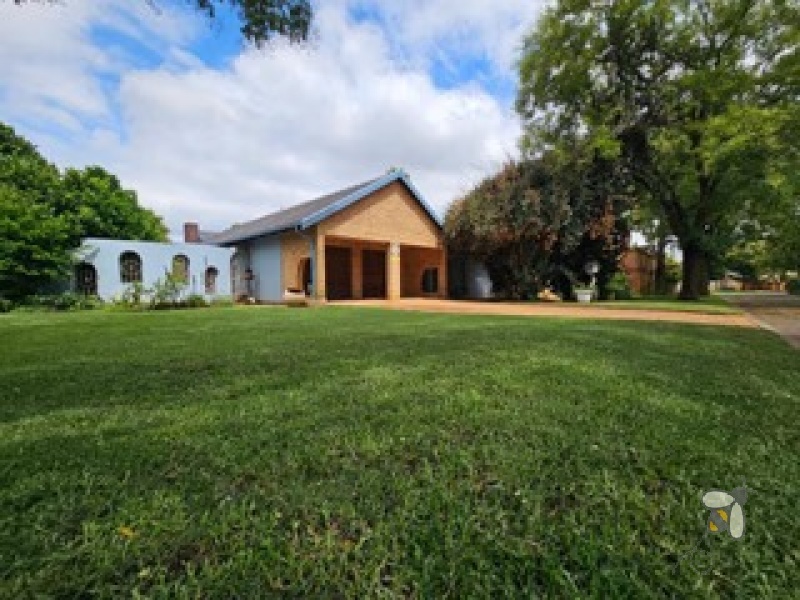 Larrendale Brakpan property, 5 bedroom home Brakpan, house with second dwelling Brakpan, Chas Everitt Brakpan, property with pool Larrendale