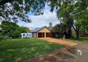 Larrendale Brakpan property, 5 bedroom home Brakpan, house with second dwelling Brakpan, Chas Everitt Brakpan, property with pool Larrendale