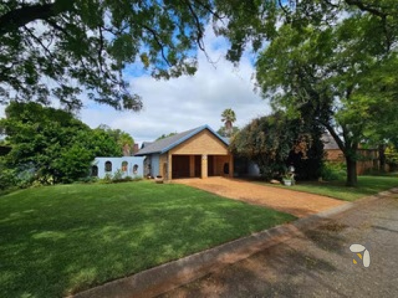 Larrendale Brakpan property, 5 bedroom home Brakpan, house with second dwelling Brakpan, Chas Everitt Brakpan, property with pool Larrendale