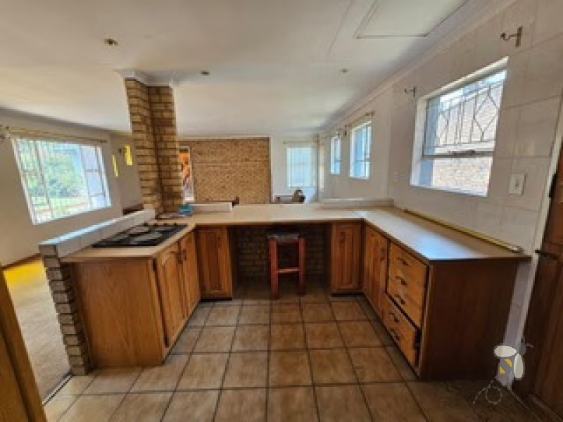 Larrendale Brakpan property, 5 bedroom home Brakpan, house with second dwelling Brakpan, Chas Everitt Brakpan, property with pool Larrendale