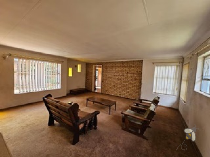 Larrendale Brakpan property, 5 bedroom home Brakpan, house with second dwelling Brakpan, Chas Everitt Brakpan, property with pool Larrendale