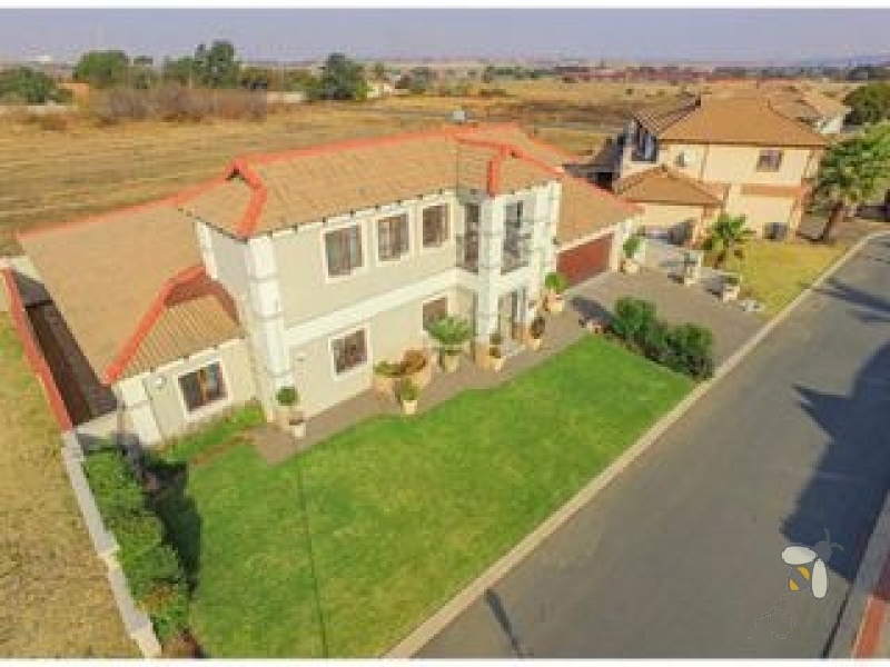 Sunair Park Brakpan property, 5 bedroom house Brakpan, luxury home Sunair Park, Brakpan homes for sale, Sunair Park estate property, family home with pool Brakpan, secure estate Brakpan, renovated house Brakpan