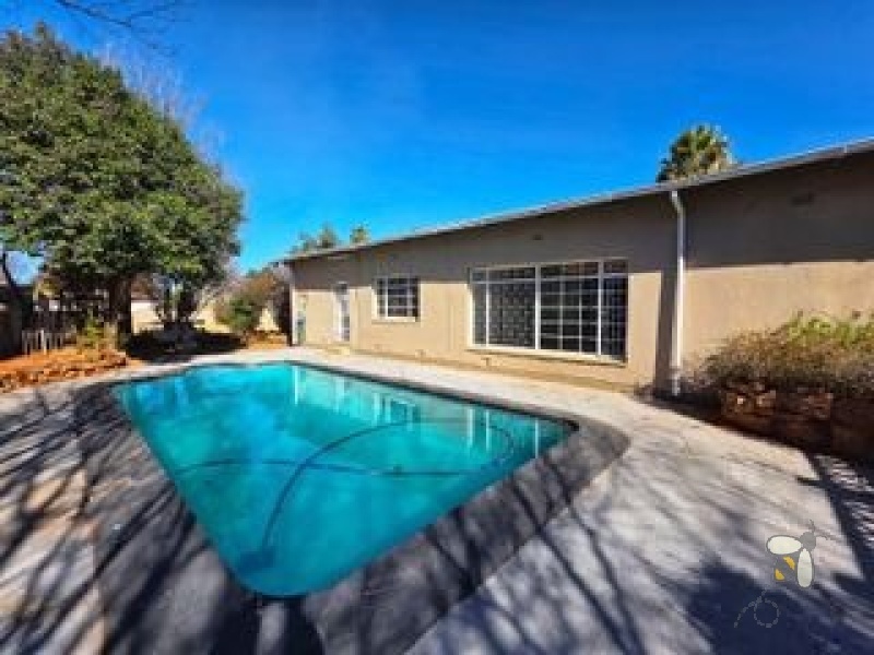 Dalview Brakpan property, 3 bedroom house Dalview, corner stand Dalview Brakpan, house with pool Brakpan, family home Dalview Brakpan, Brakpan renovated property, Dalview home for sale, Chas Everitt Brakpan