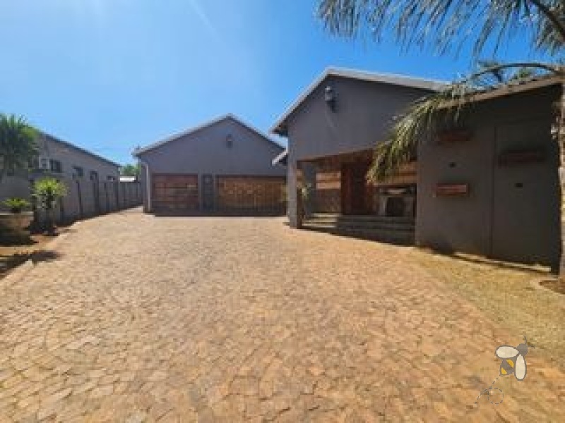 Dalpark Proper property for sale, Brakpan family homes, 3-bedroom house Dalpark, Brakpan homes with flatlet, houses with lapa Brakpan, Chas Everitt Brakpan, Dalpark real estate, homes with entertainment areas Brakpan, property near schools Brakpan, secure homes Dalpark