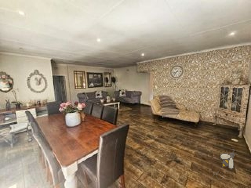 Dalpark Proper property for sale, Brakpan family homes, 3-bedroom house Dalpark, Brakpan homes with flatlet, houses with lapa Brakpan, Chas Everitt Brakpan, Dalpark real estate, homes with entertainment areas Brakpan, property near schools Brakpan, secure homes Dalpark