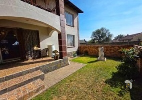 Dalpark townhouse for sale, Brakpan ground floor unit, renovated townhouse Brakpan, pet-friendly townhouse Dalpark, 2-bedroom townhouse Brakpan, secure complex Brakpan, Chas Everitt Brakpan, investment property Dalpark, Brakpan property listings