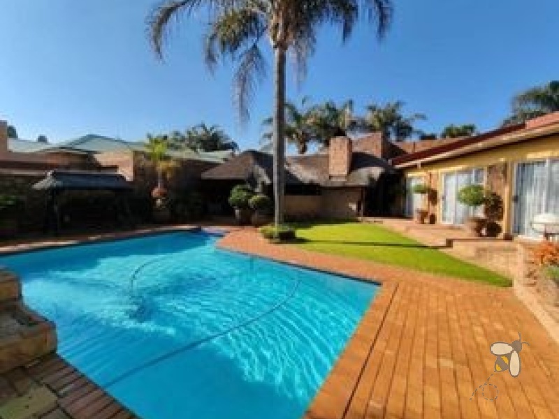Kenleaf property for sale, Brakpan family home, 4 bedroom house Kenleaf, facebrick low maintenance home Brakpan, house with pool Kenleaf, Chas Everitt Brakpan, luxury home Kenleaf Brakpan, Brakpan property listings, family home near Carnival Mall